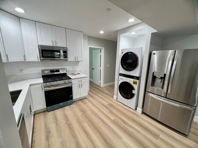 Building Photo - 1173 W 37th Plz