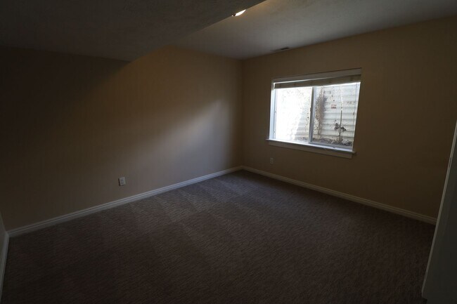 Building Photo - Large Pet Friendly House in the Foothills of Provo