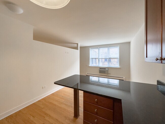 Building Photo - 630 W Wrightwood Ave