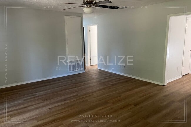 Building Photo - Beautifully Remodeled 4/2 Home in West Mob...