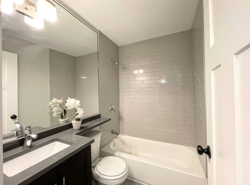 Building Photo - 529 W Surf St