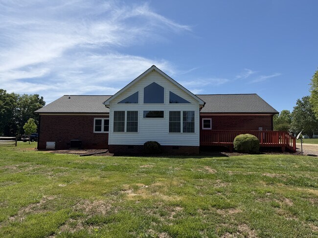 Building Photo - 236 Meadow Oaks Dr