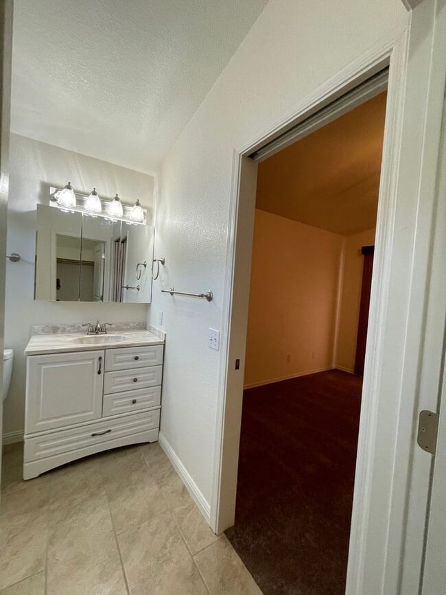 Building Photo - Move in ready, Call for a showing.