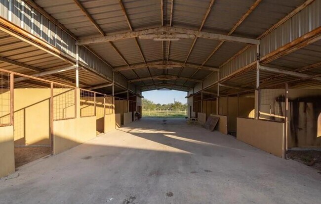 Building Photo - 10680 La Homa Rd