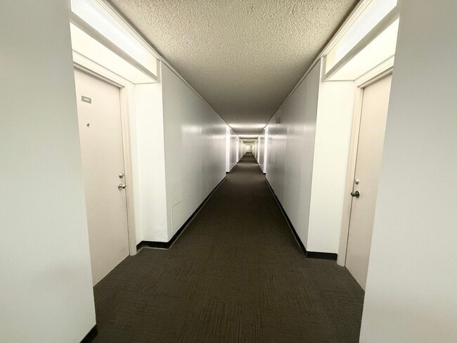 Building Photo - AVAILALE NOW- SPACIOUS 1 BED/ 1 BA CONDO IN HARBOUR RIDGE!