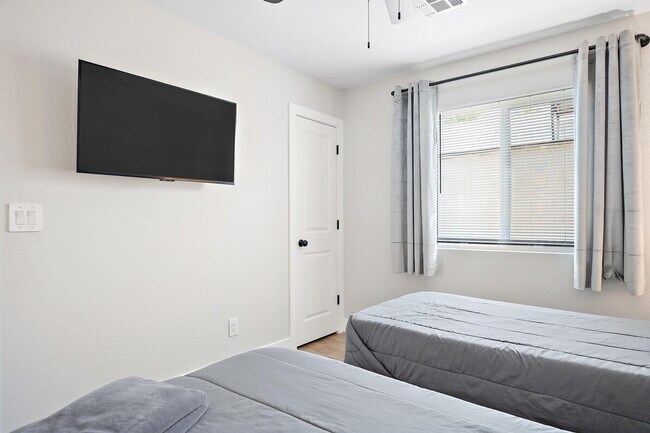 Building Photo - 1732 E Elwood St