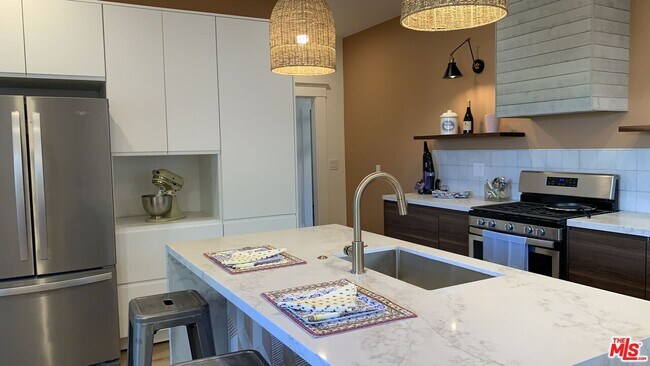 Building Photo - 400 N Avenue 66