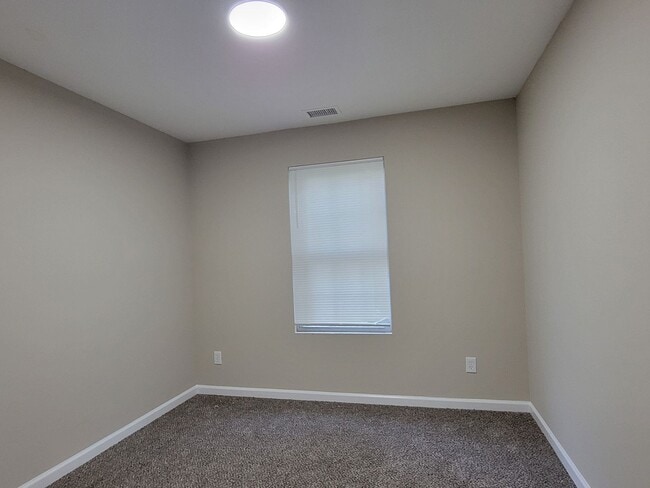 Building Photo - Affordable 2 Story Home - Fresh Paint - New flooring Large Lot - Close to Downtown Atlanta