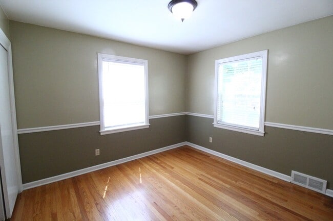 Building Photo - 2 Bedroom 1 Bath House in Mission, Kansas