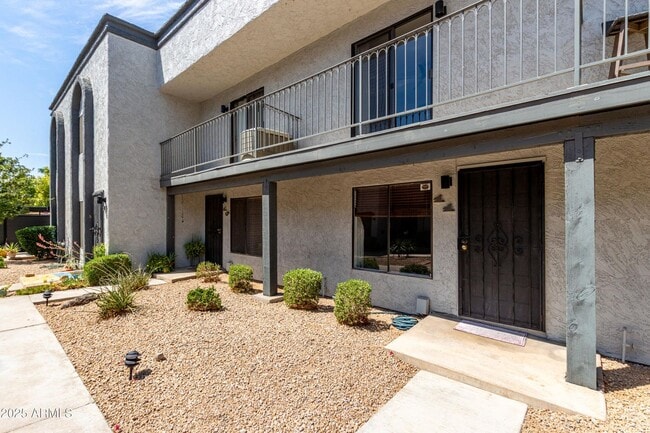 Building Photo - Old Town Scottsdale townhome- 2 bd 2 bath- W/D- Yard