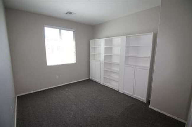 Building Photo - Desirable La Estancia Neighboorhood