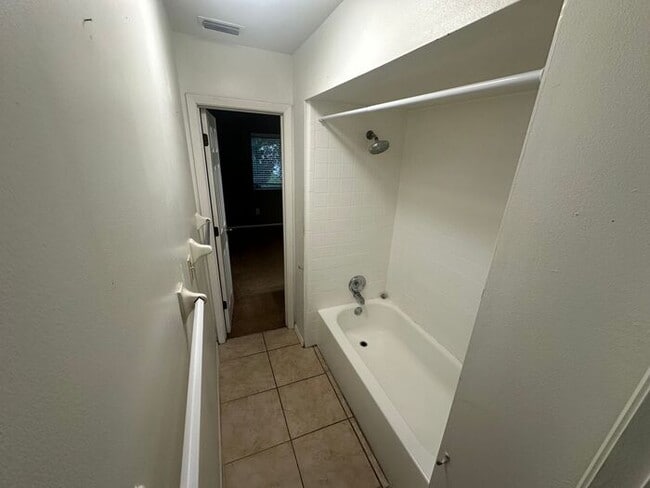 Building Photo - GREAT 2/2.5 Townhome Near UCF! Available Now!