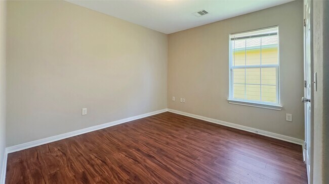 Building Photo - 7406 Blue Jay Dr