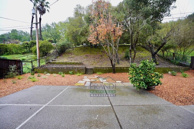 Building Photo - 75 Stasia Dr