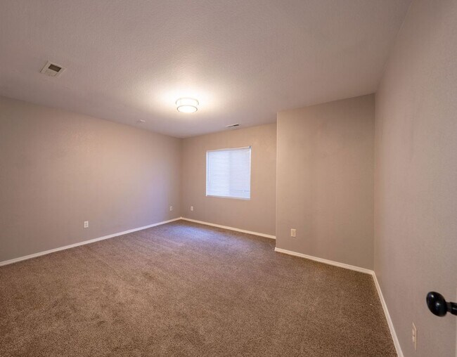 Building Photo - Stunning 4-bedroom, 3-bathroom home near Ft Carson!