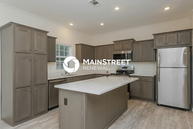 Building Photo - 4 Bedroom Pet-Friendly Home in St. Petersb...