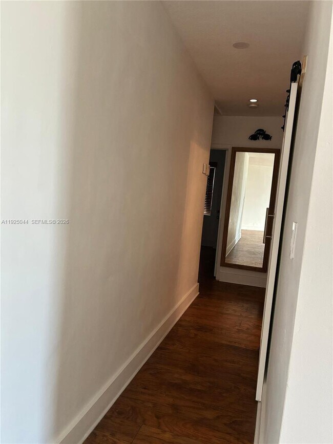 Building Photo - 705 E 9th Ct