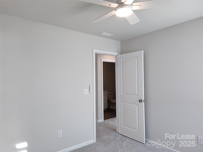 Building Photo - 3247 Crawford Ave