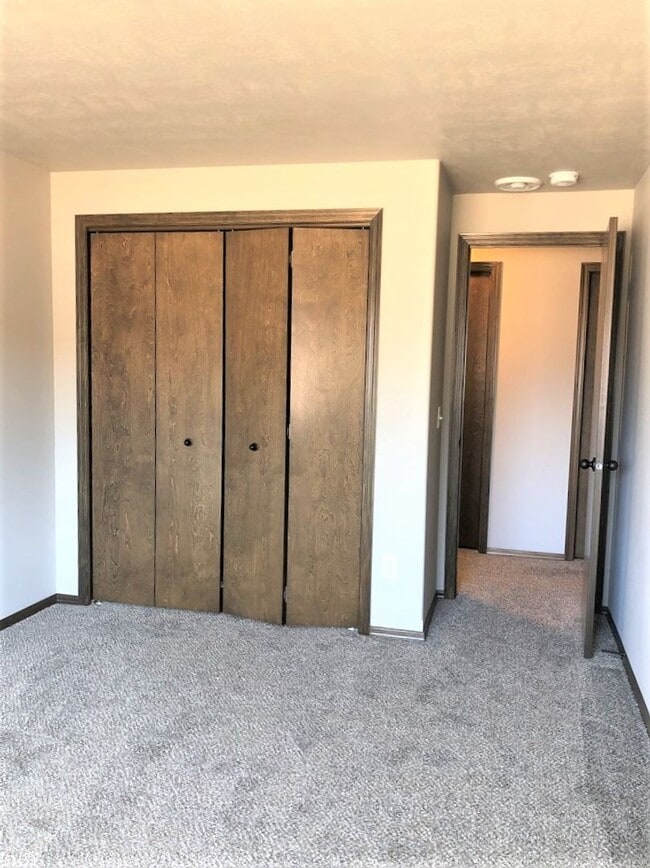 Building Photo - Spacious, Modern East Side Town Home