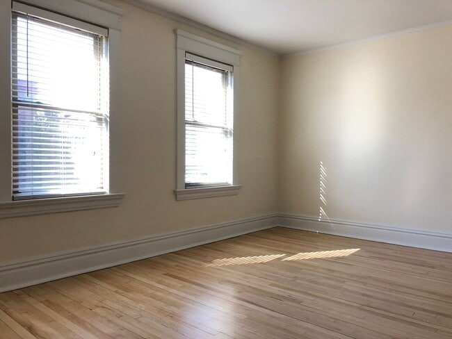 Building Photo - Amazing Vintage Townhouse. Uber Convenient...