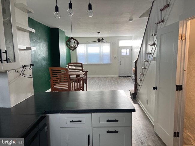 Building Photo - 136 Davis St