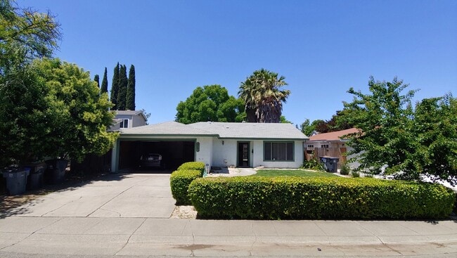 Primary Photo - Beautiful Three Bedroom Two Bath Home with...