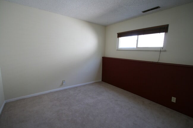 Building Photo - Exceptional 3 bedroom tri-level home close to UCCS!
