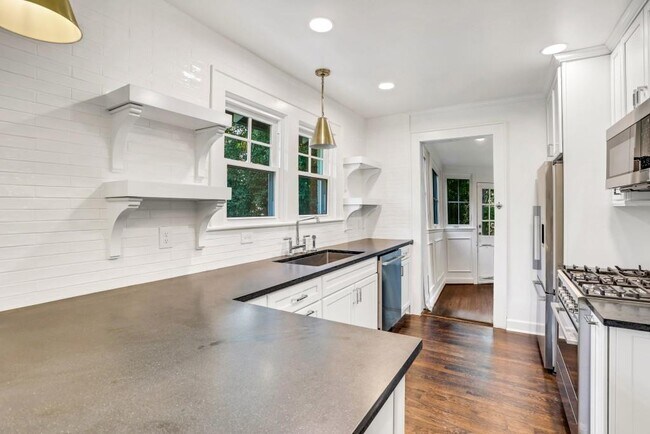 Building Photo - 2215 Fairhaven Cir NE