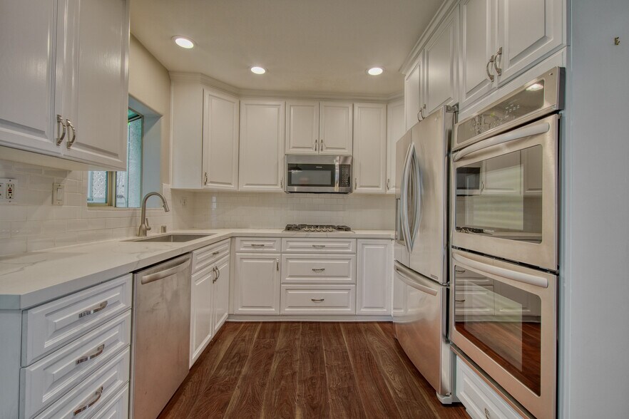 Building Photo - 14101 Dickens St