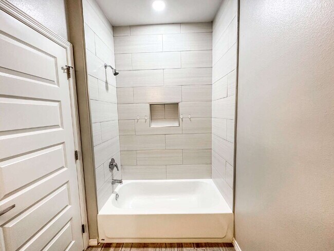 Building Photo - Beautiful and big 3 bedroom 2 full baths in gated community in Weslaco