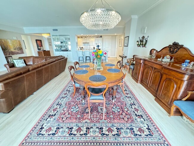 Building Photo - Seasonal/short term 3/2 renovated Ritz Carlton beauty with long water views