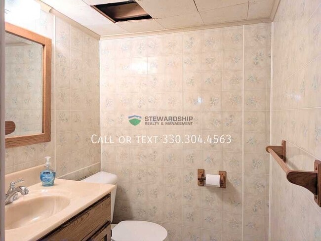 Building Photo - 2636 Orch Pk St NW