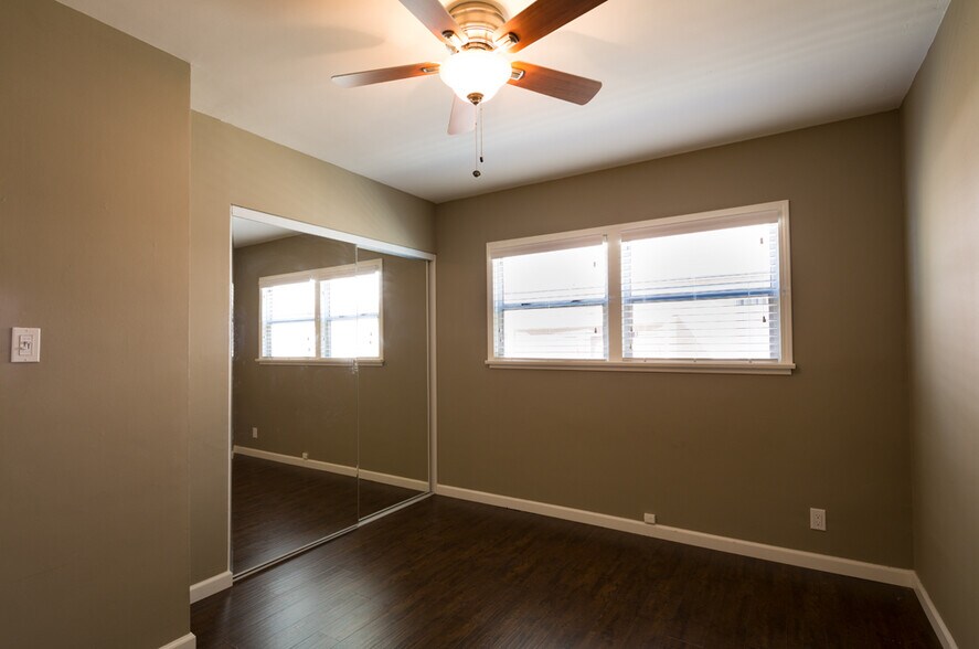 Building Photo - 533 E Chevy Chase Dr