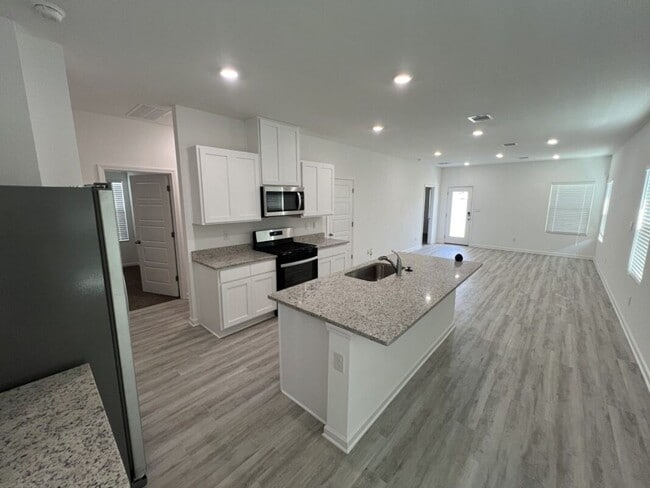 Building Photo - Charming 3 Bed, 2 Bath Home in Prime Locat...