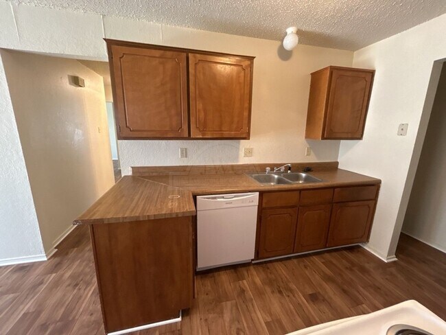 Building Photo - 2108 Carousel Dr