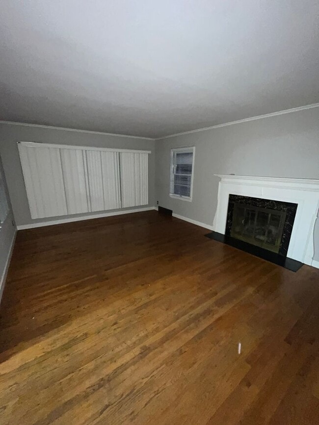 Building Photo - 2 bedroom home available in Rockford
