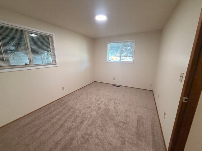 Building Photo - Rambler Style Home