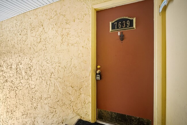 Building Photo - Affordable 3/2 in the Heart of Town And Co...