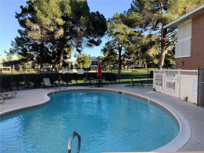 Building Photo - 682 Oakmont Ave