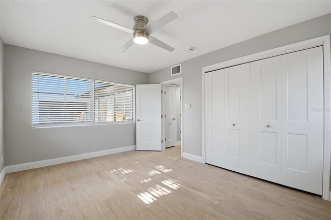 Building Photo - 405 Shore Dr E