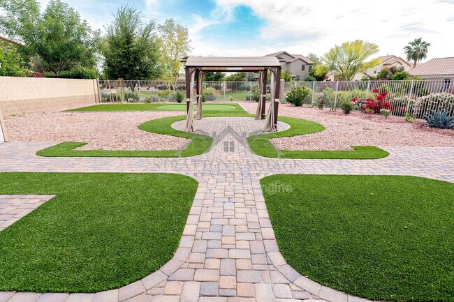 Building Photo - 2425 E Redwood Ct