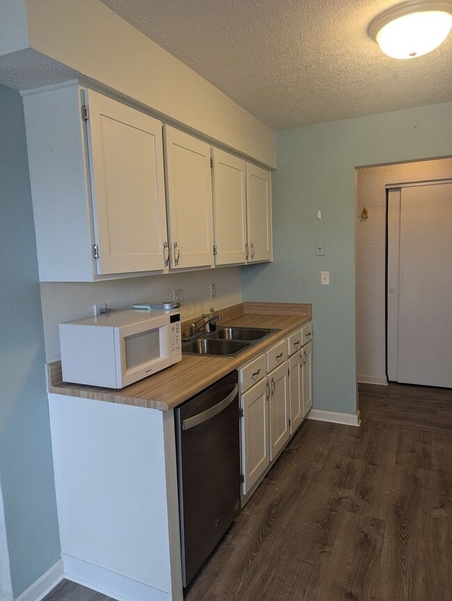 Building Photo - 2BR Condo in West Chester, **Pet Friendly-...