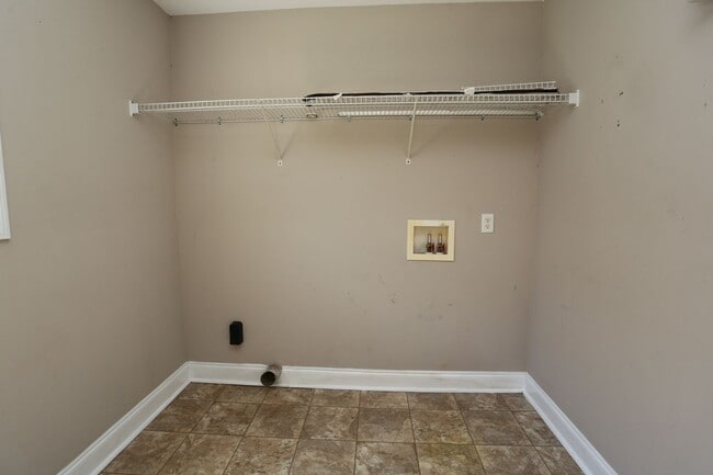 Building Photo - 3 Bedroom House close to Town!