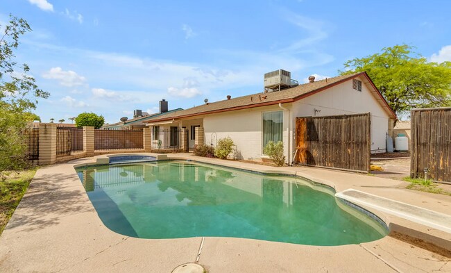 Building Photo - 2935 S Mollera