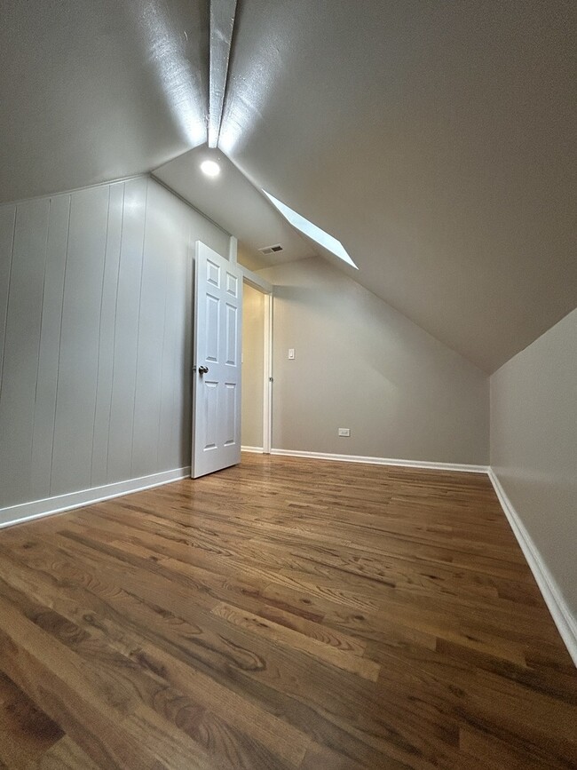 Building Photo - 4834 N Ridgeway Ave