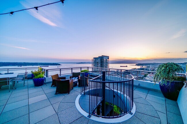 Building Photo - 2Bd/2.5Ba Seattle  Penthouse