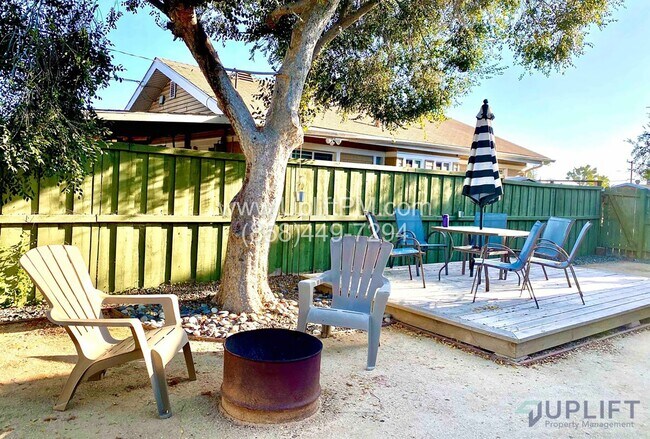 Building Photo - 36th (3637-3639)