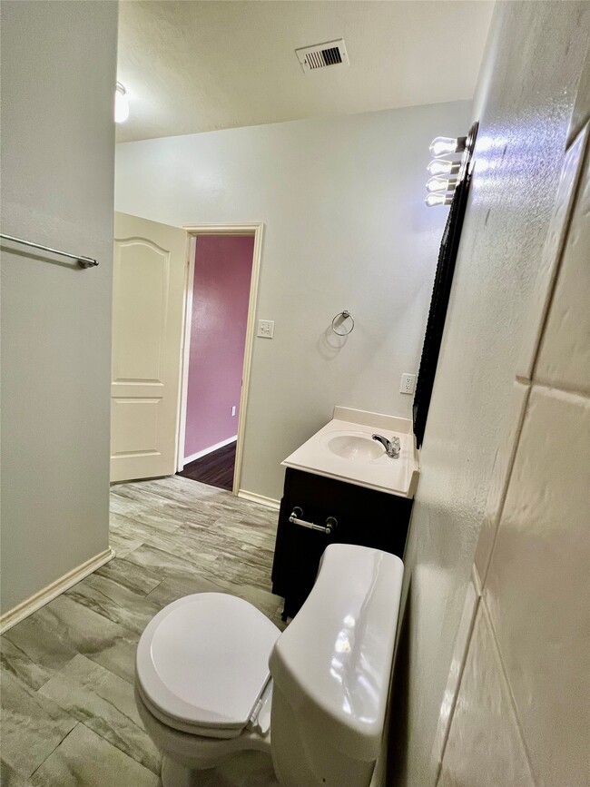 Building Photo - 3210 Blue Bonnet Dr