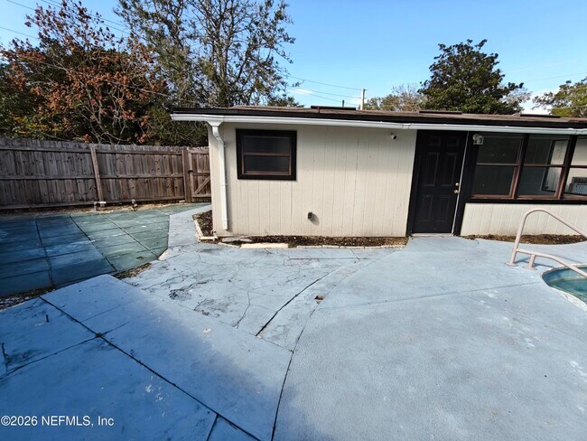 Building Photo - 588 Madeira Dr