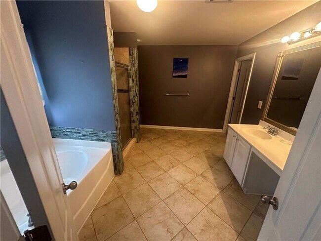 Building Photo - 61 Longwood Ct